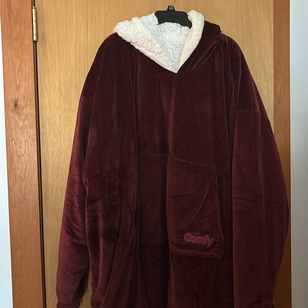 The Comfy Wearable Sherpa Blanket Hoodie in Burgdony red - Picture 6 of 6